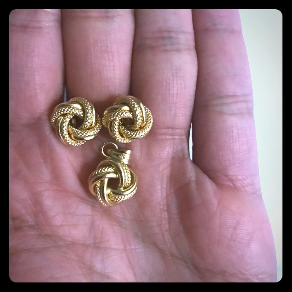 18 k Saudi Gold earrings and pendant